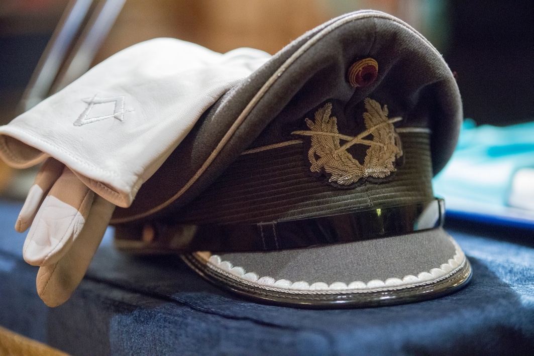 Schirmmütze des Heer mit weißen Handschuhen