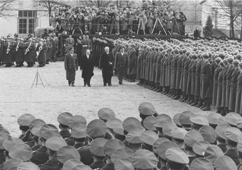 Andernach, Adenauer besucht Bundeswehr