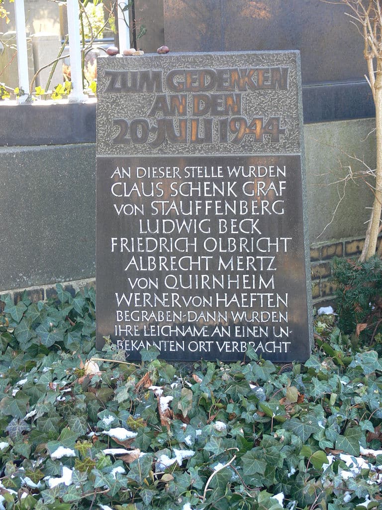 Gedenkstein an der kurzzeitigen Grabstätte von Claus Schenk Graf von Stauffenberg, Ludwig Beck, Friedrich Olbricht, Albrecht Mertz von Quirnheim, Werner von Haeften